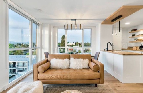 West Side Appartement | Monthly Furnished Rental: Luxuriously Cozy Kerrisdale Apartment- UBC/YVR/DT