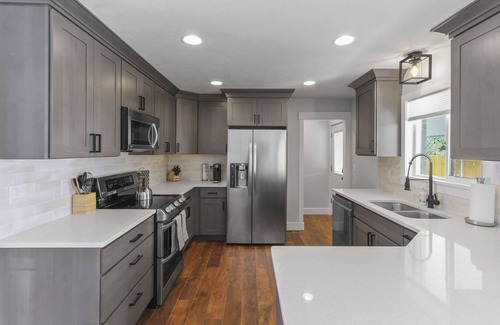 Canyon Rim Maison | Monthly Special! Location! New Everything 5 Bed Home w/ Hot Tub
