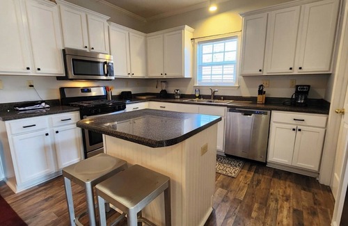 Olive Branch Maison | MONTHLY STAYS-Relaxing 4BR Getaway with Pool -with Extra Sleeping Space.
