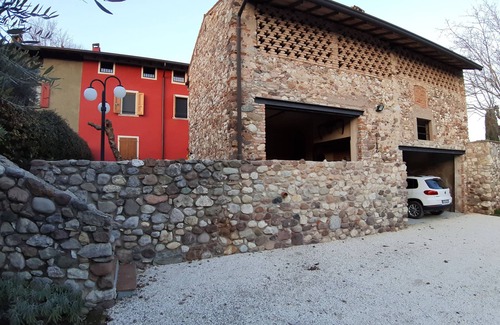 Monzambano Maison | Monzambano: Casa con jardín y logia panorámica con chimenea para barbacoa.