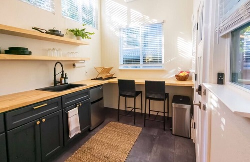 Holly Maison | Moody & Bright - Peaceful St <5 min to the Action!
