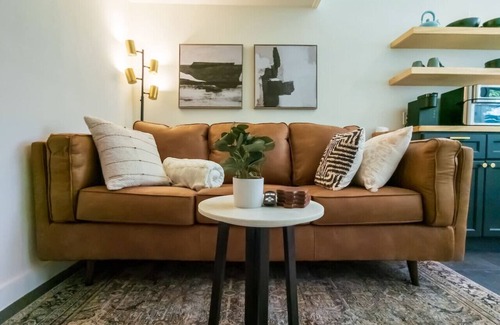 Holly Maison | Moody & Bright - Peaceful St <5 min to the Action!