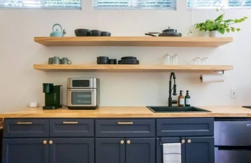 Holly Maison | Moody & Bright - Peaceful St <5 min to the Action!