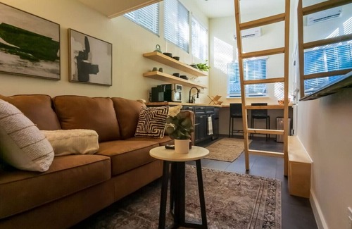 Holly Maison | Moody & Bright - Peaceful St <5 min to the Action!