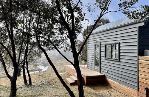 Moonbah Cabine | Moonbah Escapes "Wallaby" - Secluded Riverside tiny house in the Snowy Mountains