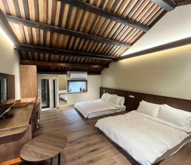 West Central District Maison | Moonlight