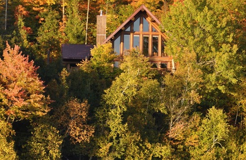 Val-des-Monts Cottage | Moonlit Peak Chalet: Stunning Lakefront w/hot tub