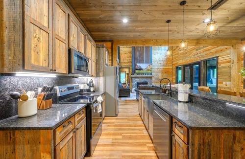Broken Bow Cabine | Moonshine Mountain · Game Room: Skeeball + Air Hockey | Sleeps 25!