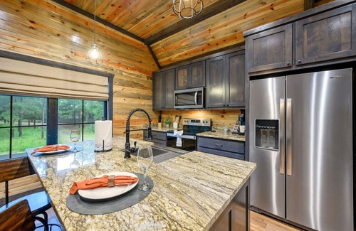 Broken Bow Cabine | Moonshine Mountain · Game Room: Skeeball + Air Hockey | Sleeps 25!