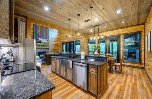 Broken Bow Cabine | Moonshine Mountain · Game Room: Skeeball + Air Hockey | Sleeps 25!
