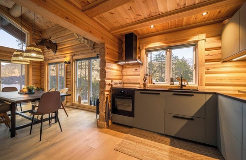 Kviteseid Maison | Moose Lodge is an atmospheric, luxurious, and modern home for 6 people with a beautiful view of the lake.
