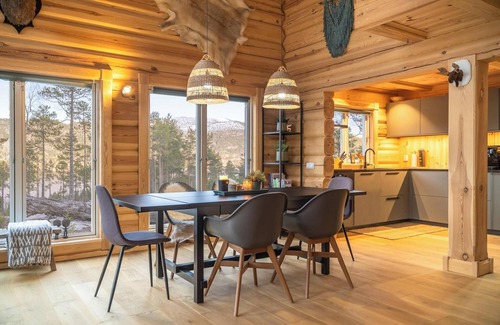 Kviteseid Maison | Moose Lodge is an atmospheric, luxurious, and modern home for 6 people with a beautiful view of the lake.
