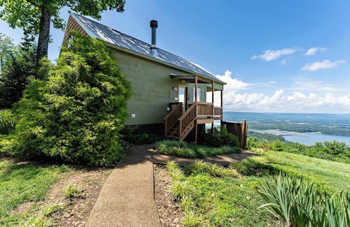 Bryant Cabine | Moose Tracks Cabin – Hot Tub & Bluff Views