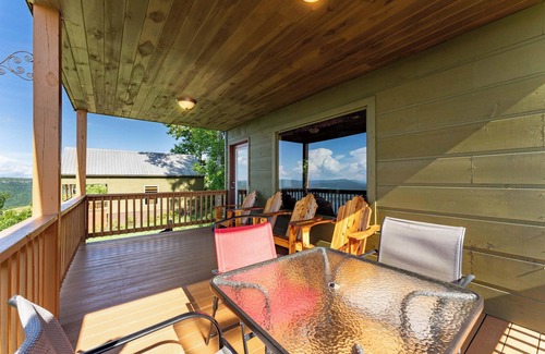 Bryant Cabine | Moose Tracks Cabin – Hot Tub & Bluff Views