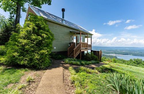 Bryant Maison | Moose Tracks with beautiful views and a hot tub