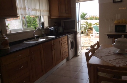 Lourinha Maison | Moradia das Rosas, à 2,5 km de la plage d'Areia Branca.