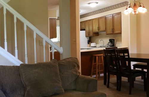 Cheat Lake Maison | Morgantown Cozy 2BR Townhouse for Weekend Getaway