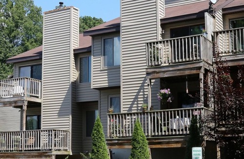 Cheat Lake Maison | Morgantown Cozy 2BR Townhouse for Weekend Getaway