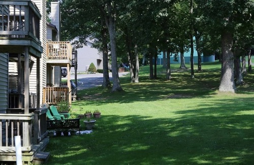 Cheat Lake Maison | Morgantown Cozy 2BR Townhouse for Weekend Getaway
