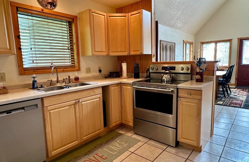 Lake Linden Cottage | Morning Glory Lakeside Cabin: Family-Friendly, Pet-Free, and Full of Scenic Charm!