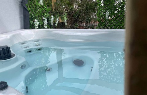 Thornhill Appartement | Morton Cottage - a cottage that sleeps 2 guests in 1 bedroom