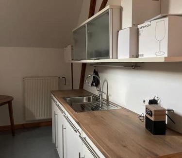 Uerzig Appartement | Mosel-Charm - Urige Dachgeschosswohnung - 3 Schlafzimmer für 6 Personen - Liebevoll renoviert & gemütlich
