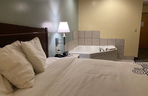 Dublin Hôtel | Motel with hot tub and surrounded with greenery and hills.