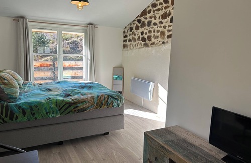 Viverols Lit Et Petit-Déjeuner | Moulin des Comtes, spacious guest room with all comforts in a peaceful setting