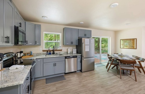 Paradise Estates Cabine | Mount Rainier 3 Bedroom Modern Cabin with Hot Tub