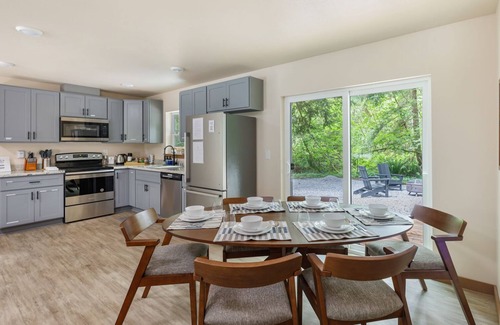 Paradise Estates Cabine | Mount Rainier 3 Bedroom Modern Cabin with Hot Tub