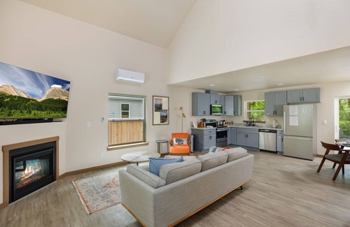 Paradise Estates Cabine | Mount Rainier 3 Bedroom Modern Cabin with Hot Tub