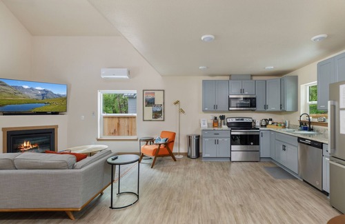 Paradise Estates Cabine | Mount Rainier 3 Bedroom Modern Cabin with Hot Tub