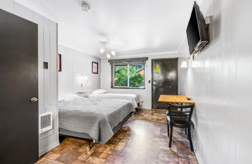 Quilcene Maison | Mount Townsend Room 5 at Mount Walker Inn