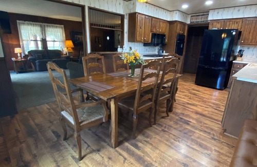 Young Cabine | Mountain Cabin Large group retreat, reunions, weddings, ATV trails,