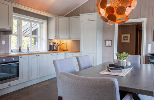 Nord-Aurdal Cabine | Mountain Cabin in Valdres with Fireplace | Classic and Cozy Style