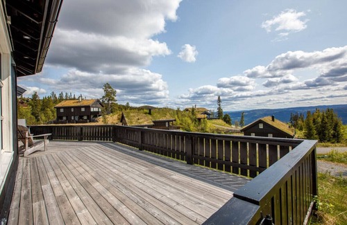 Nord-Aurdal Cabine | Mountain Cabin in Valdres with Fireplace | Classic and Cozy Style