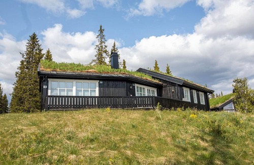 Nord-Aurdal Cabine | Mountain Cabin in Valdres with Fireplace | Classic and Cozy Style