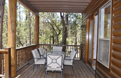 Payson Cabine | Mountain Cabin Avec des températures fraîches, de superbes vues, et un mobilier moderne.