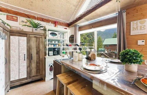 Sunshine Valley Cabine | Mountain Escape Lodge with Sauna