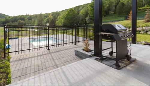 Wentworth-Nord Chalet De Ski | Mountain Escape with Pool, Near Ski Slopes & Trails