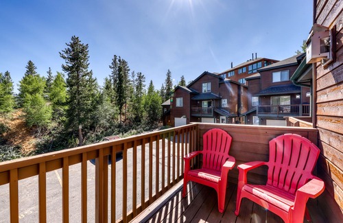 Wildernest Copropriété | Maison de ville spacieuse avec cheminée, balcon privé et vue magnifique!
