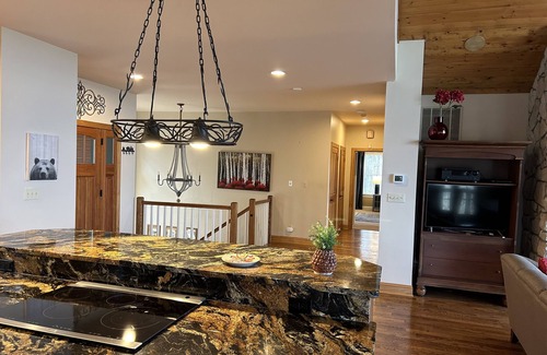 Caldwell Maison | Mountain Home with Beautiful Views, near Lewisburg/White Sulphur Springs, WV