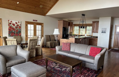 Caldwell Maison | Mountain Home with Beautiful Views, near Lewisburg/White Sulphur Springs, WV