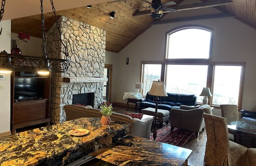 Caldwell Maison | Mountain Home with Beautiful Views, near Lewisburg/White Sulphur Springs, WV