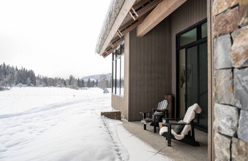 Revelstoke Chalet De Ski | NEW Mountain Lake Chalet: Secluded Chalet - MARCH BREAK SPECIAL