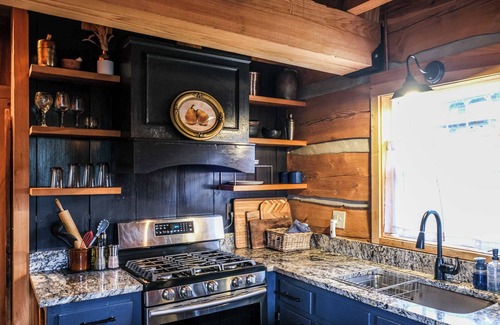 Vesta Maison | Mountain Log Cabin|Mabry Mill||Fireplace|Hiking