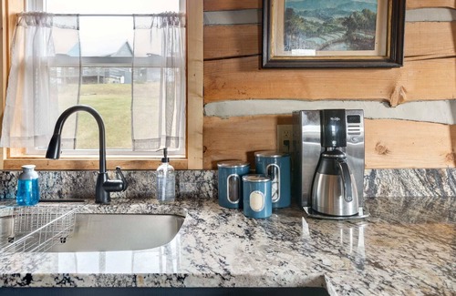 Vesta Maison | Mountain Log Cabin|Mabry Mill||Fireplace|Hiking