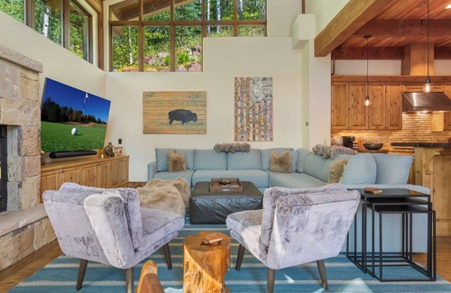 Intermountain Chalet De Ski | MOUNTAIN MODERN LUXURY CHALET Hot tub, free bus, deck, 4 car parking & fire pit!