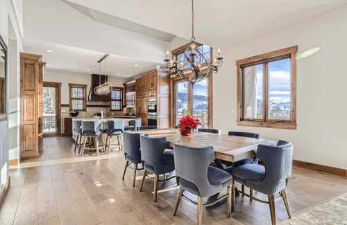 Three Peaks Maison | Mountain Oasis Dreams, 7 bedroom home with Hot tub,