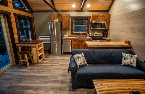 Glenfield Cabine | Mountain River Log Cabin on Otter Creek Scenic Natural Soaking Pool
